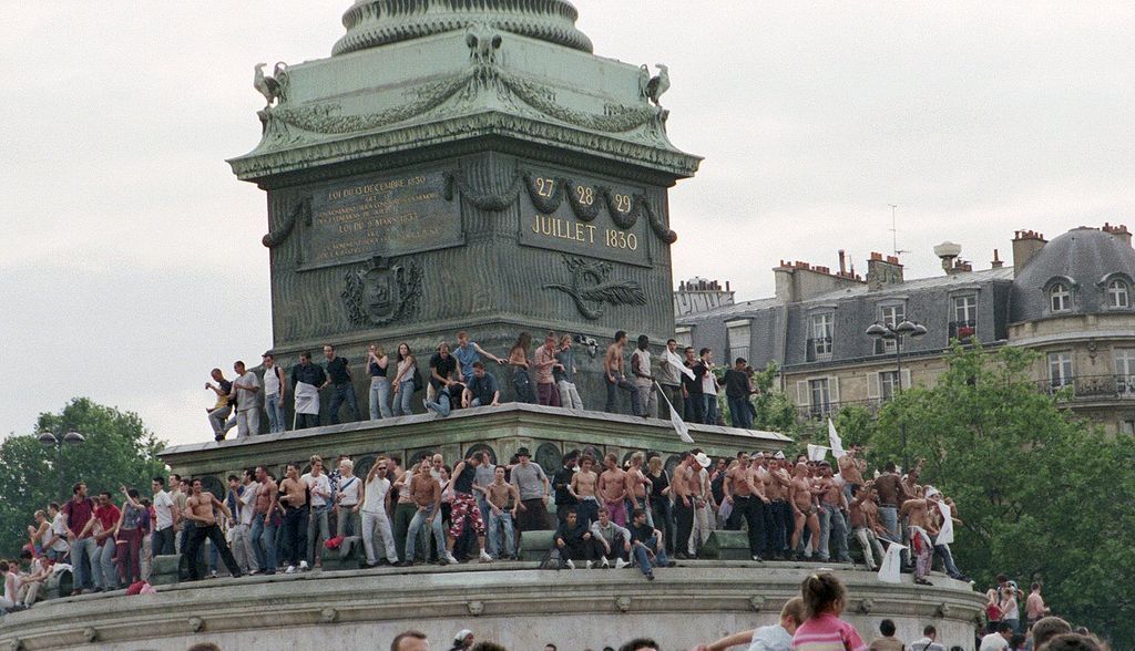 1024px-Colonne-de-juillet-place-bastille-gaypride-detail.jpg