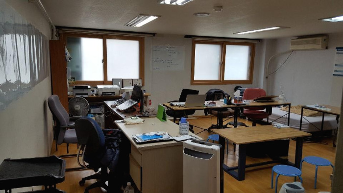 두번째 2층 오피스텔 사무실 사진. 15층에서 3달 정도 보내다가 불편해서 2층으로 이사했다..jpg