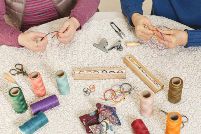 [할머니]팔찌 만드시는 모습_8.jpg