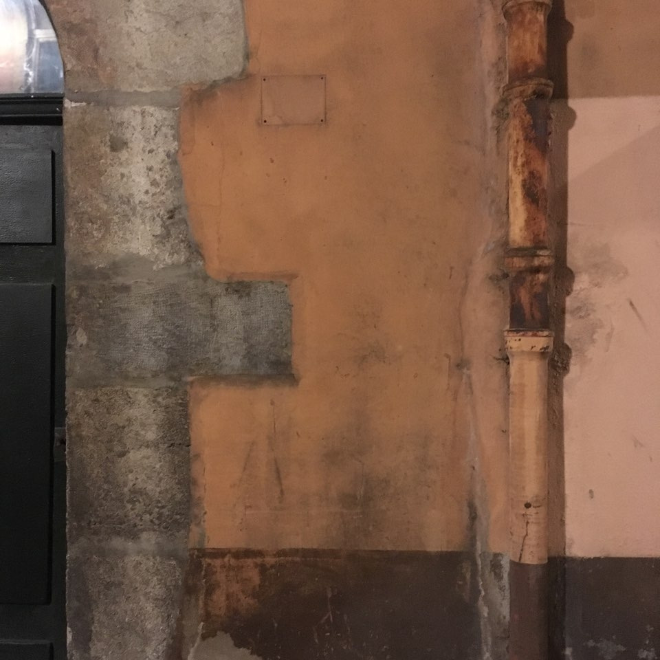 리옹의 어느 곳, 어느 벽.jpg