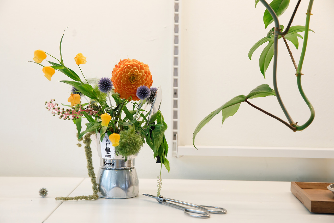 목로정원의 시그니처 모카포트와 꽃.jpg