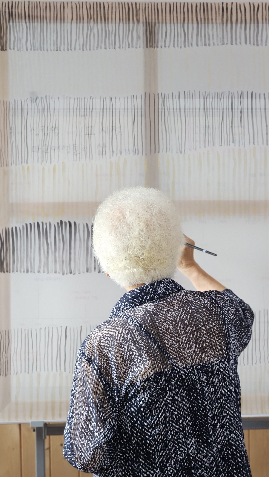 작품3-1. 감각과 인지의 시간차_ 88세 할머니와 34세 작가가 함께 만든 세대 협업 작품. 동양화와 추상의 경계에서, 생의 시간이 그려낸 선의 기록. 최향락 할머니의 첫 추상화 도전이기도 하다 _ 사진제공 ⓒ로컬리티_.jpg