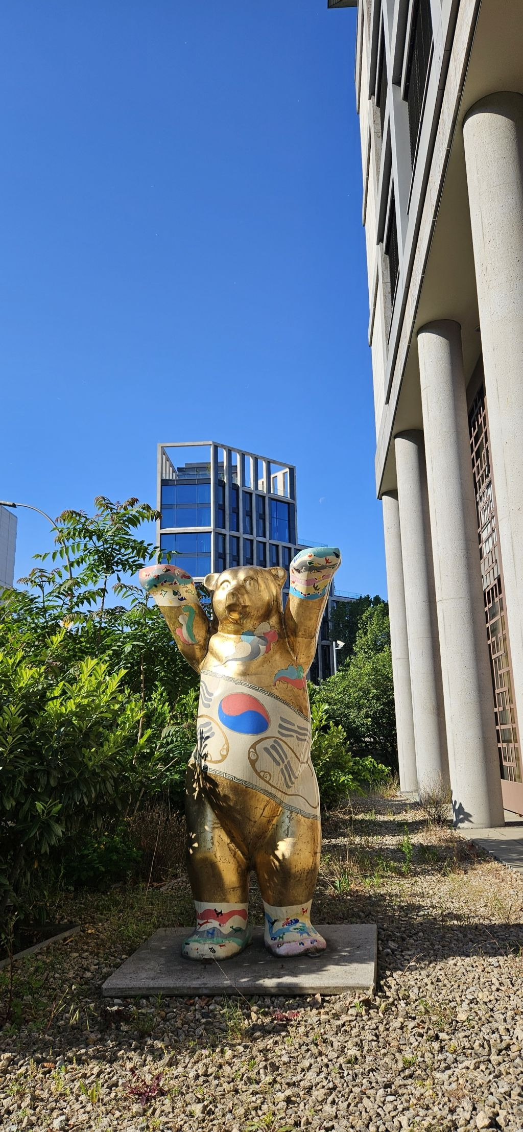 대사관 내 조형물.jpg