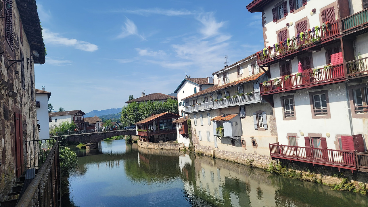 0.생장을 가로지르는 니베 강과 다리.jpg