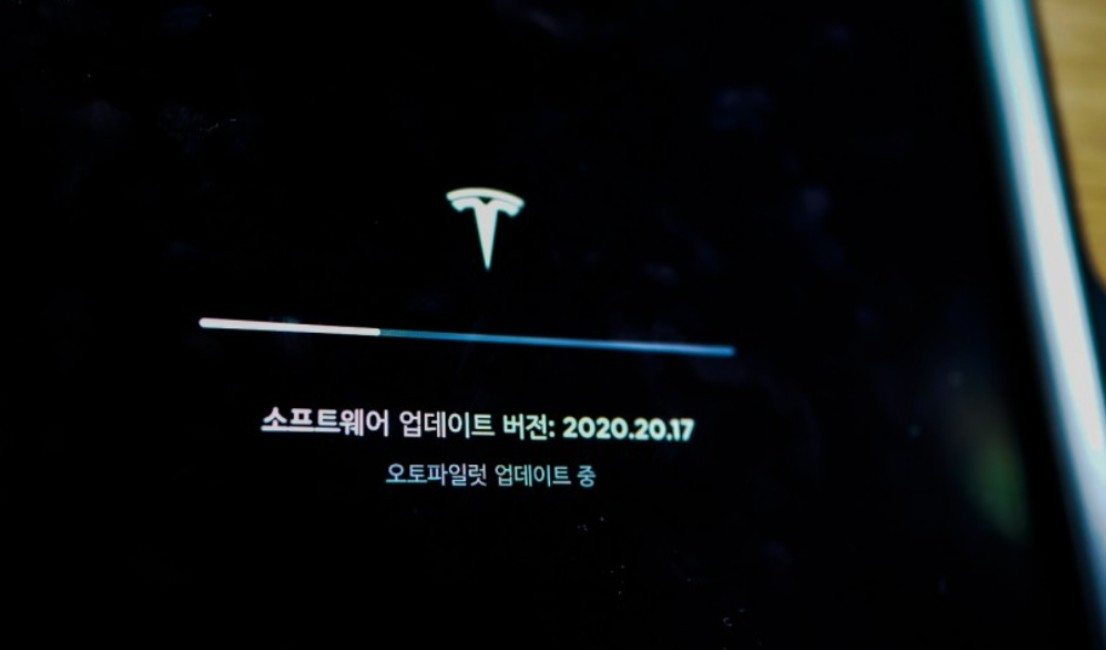 테슬라 OTA중.jpg
