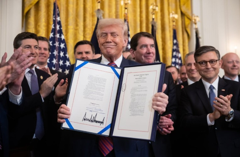 스테이블 코인에 사인하는 트럼프.jpg