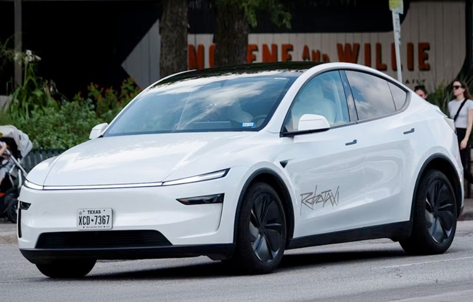 robot taxi in texas.jpg