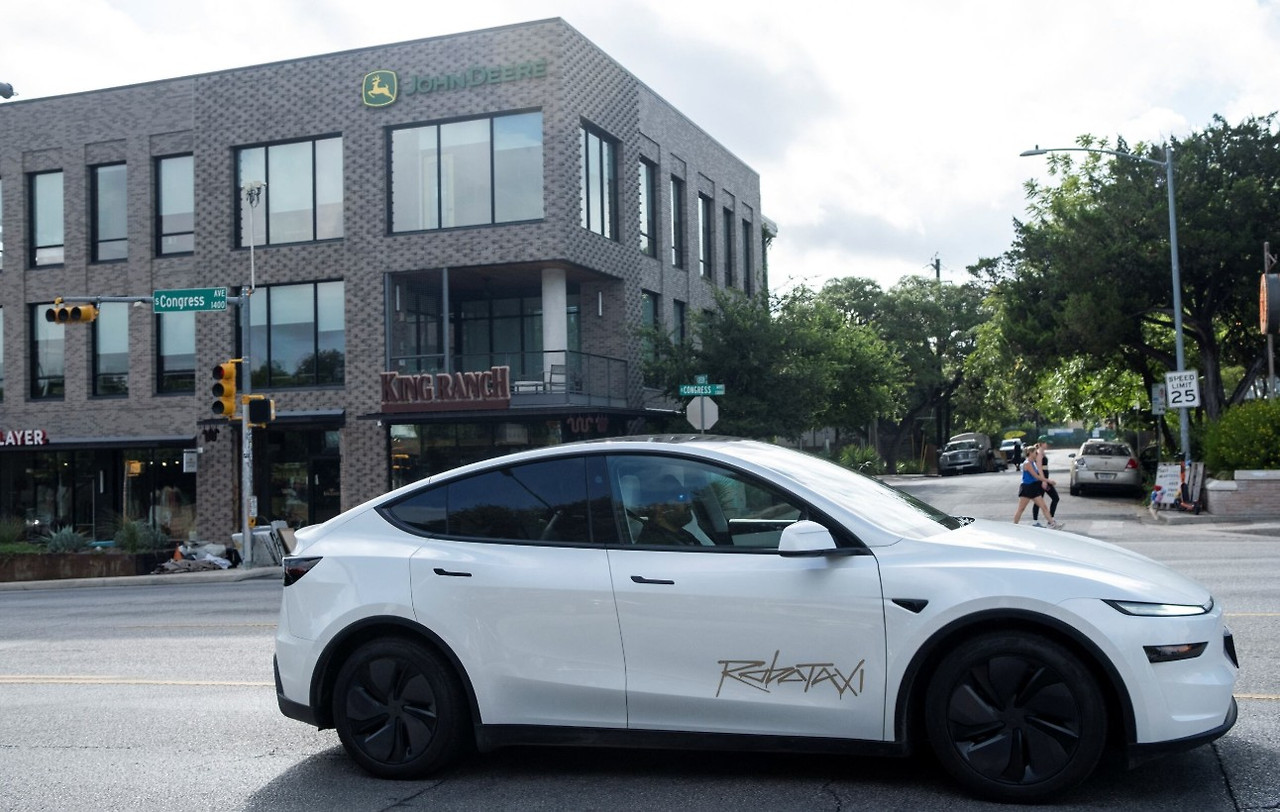 ROBOTAXI_in Austin.jpg