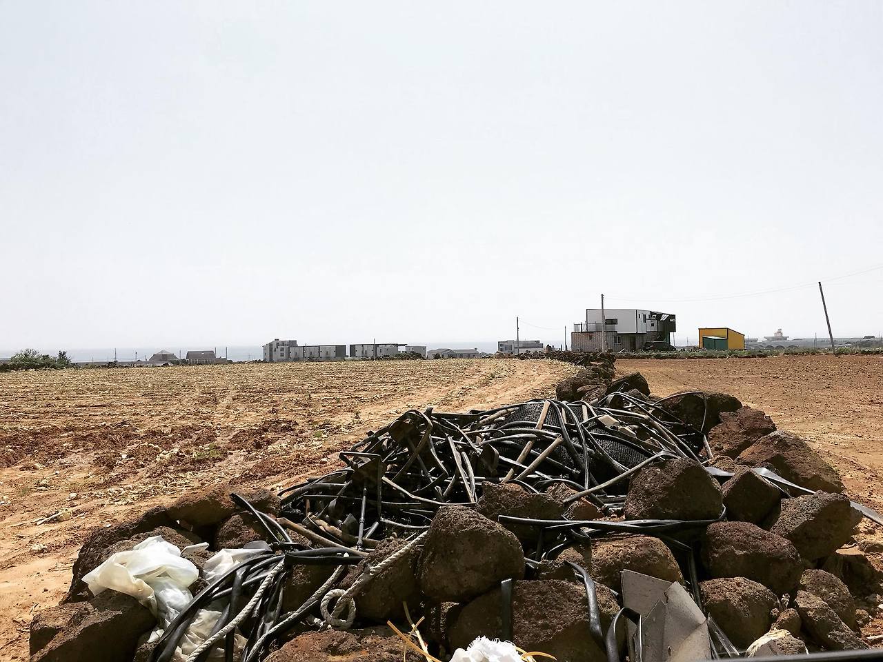 밭에 쌓여있는 물공급 파이프.jpg