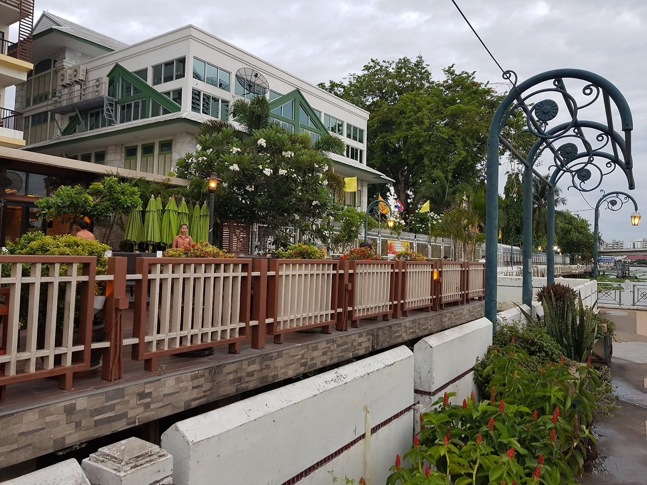 20180608_182833 가로등이 예뻐서.jpg