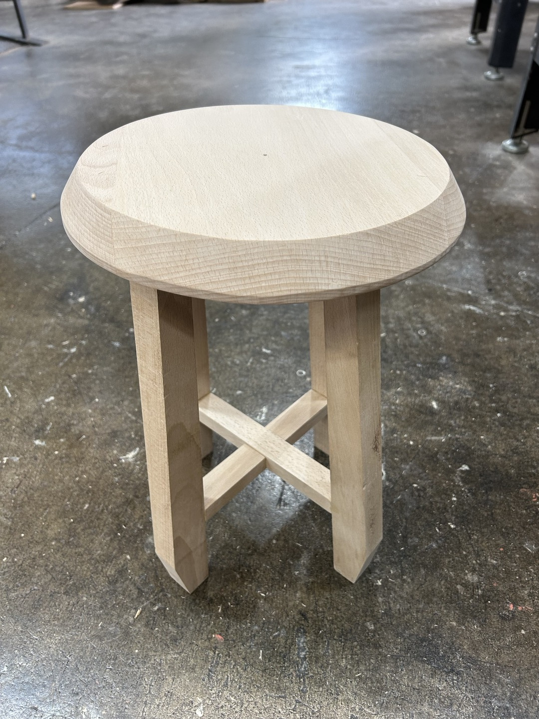 원뿔형 스툴의 모습.jpg