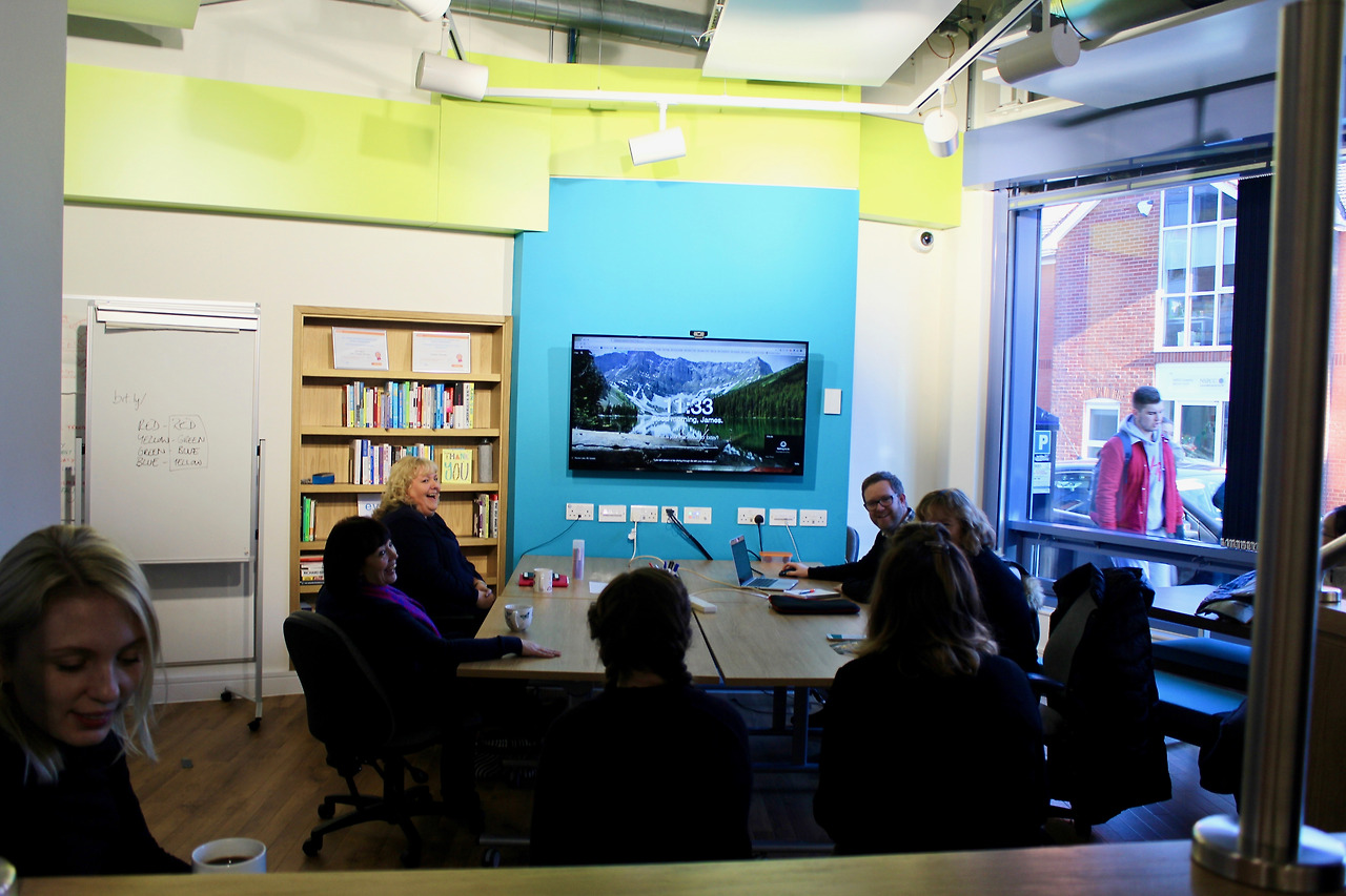 1_엔터프라이즈허브_CUSE멤버들의 회의모습.jpg