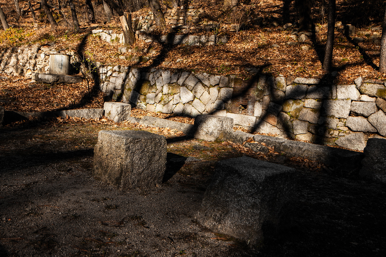 <사진 2> 주춧돌 위로 길게 늘어진 가을 그림자 .jpg