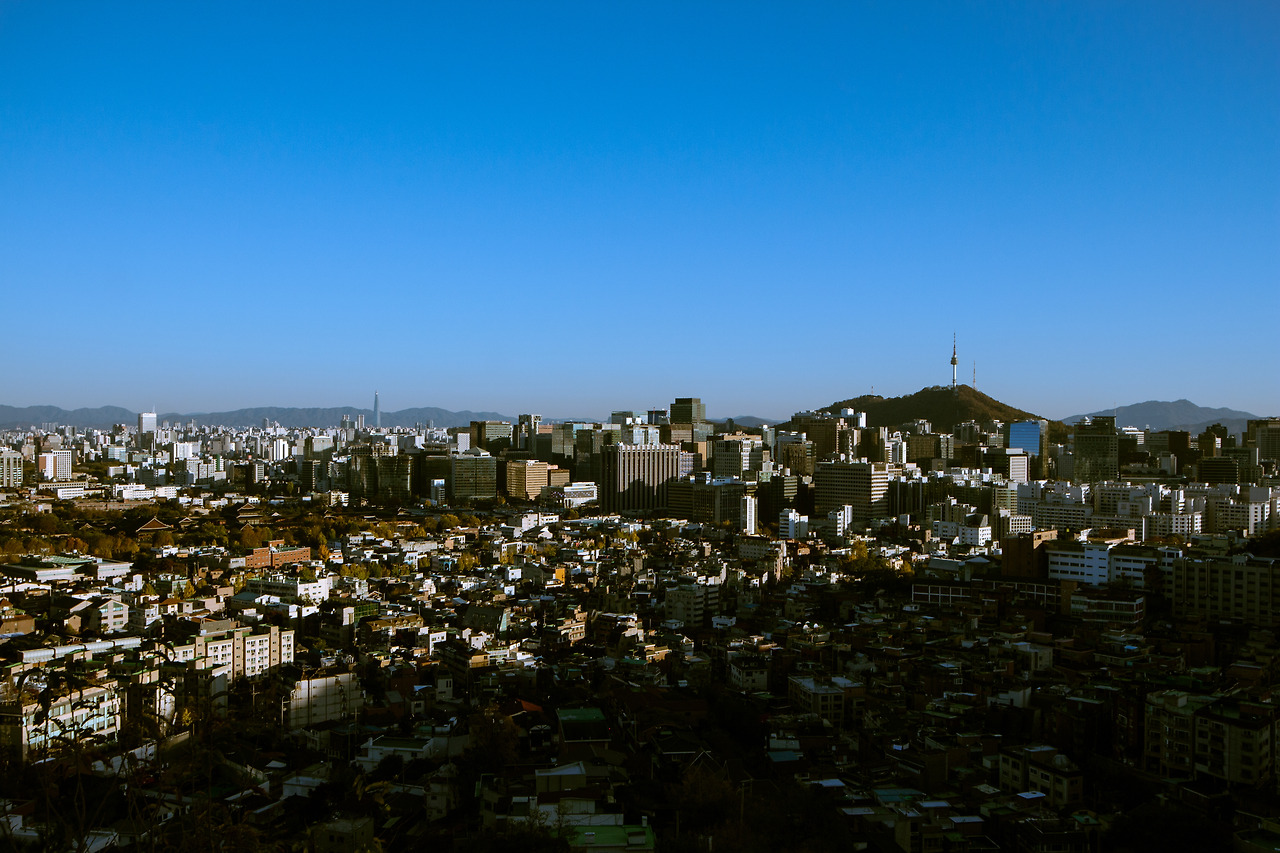 _사진 4_ 인왕산 자락길에서 본 서울 전경 . N타워와 롯데타워가 한눈에 보이는 .jpg