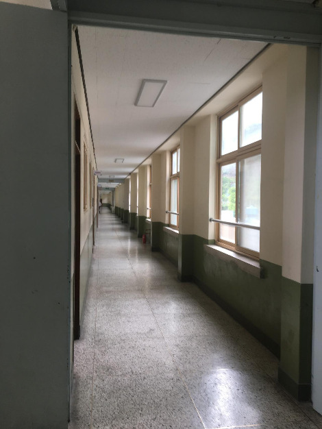 라이너 노트 복도.jpg