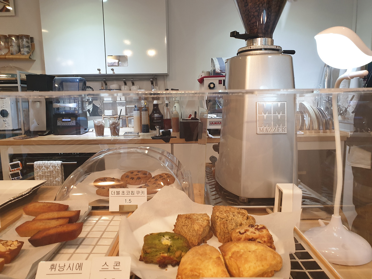 빨대소리_디저트와 인테리어.jpg