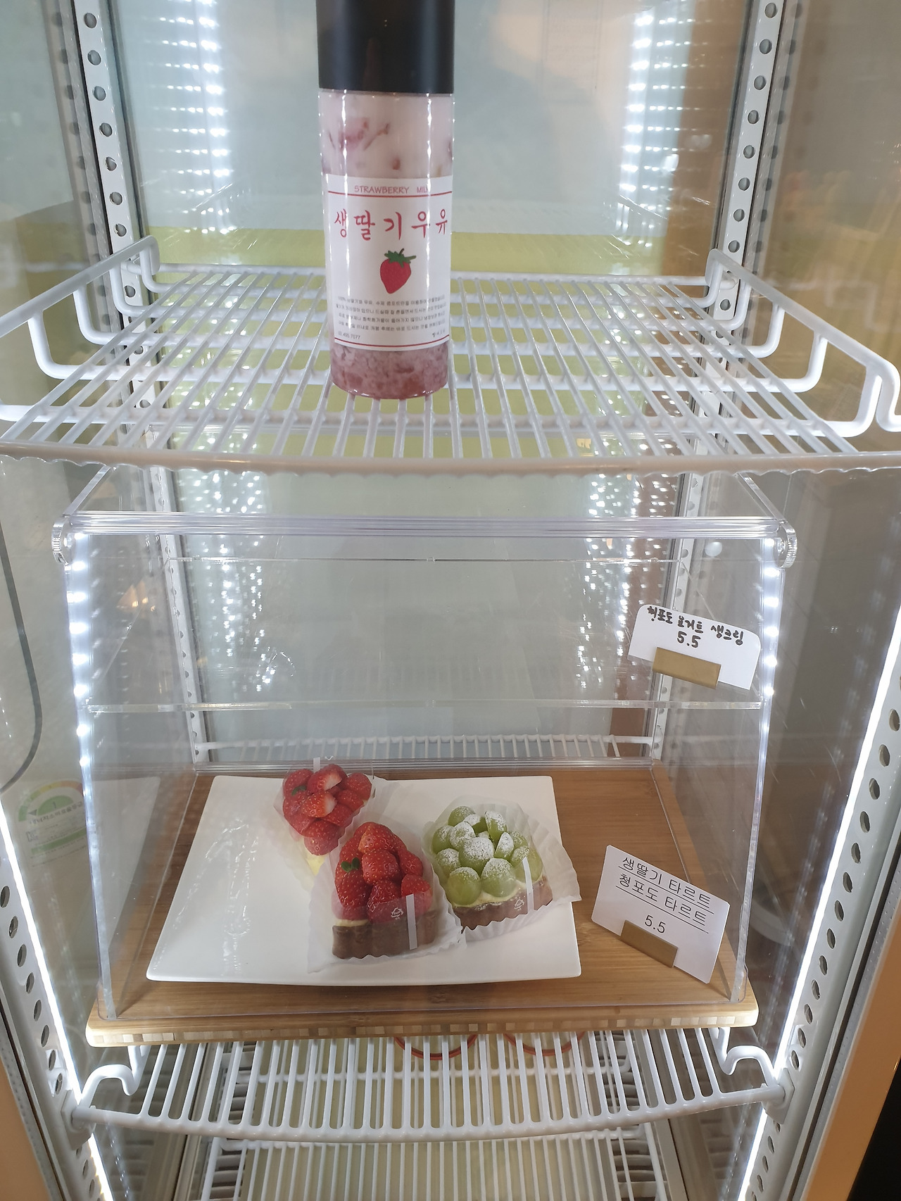 빨대소리_디저트 진열 2.jpg