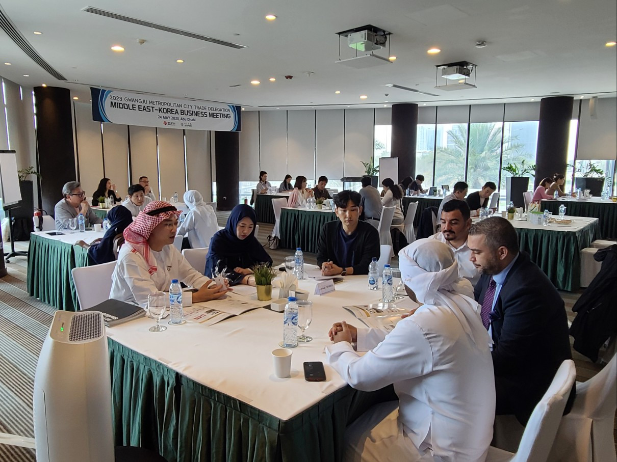 중동무역사절단02 상담회 사진.jpg