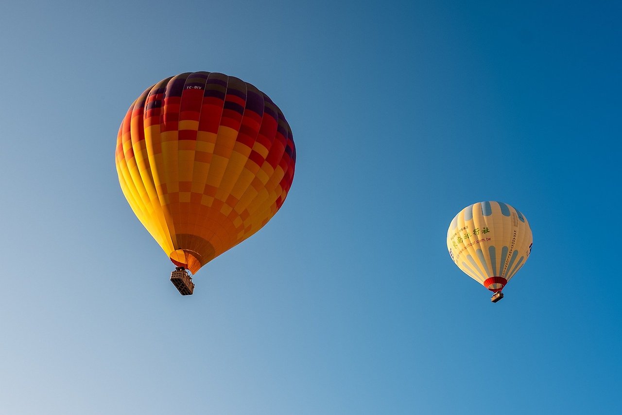 hot-air-balloons-4561263_1920.jpg