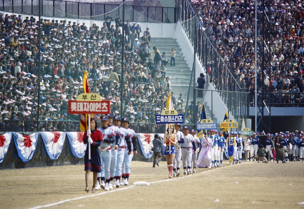 CET0007849_프로야구개막식각팀선수모습2_1982년_국가기록원_공보처 홍보국.jpg