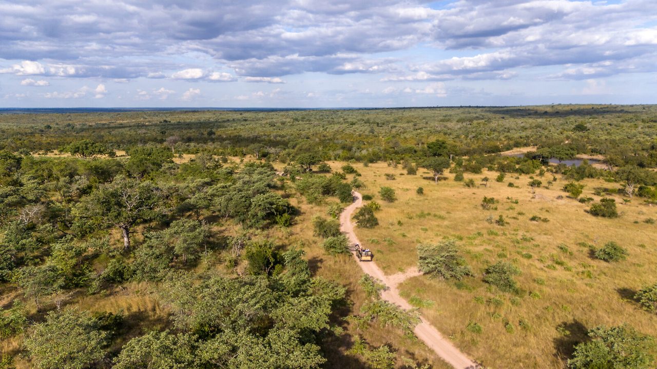leopard-hills-mvr-2024-safari-landscape-aerial-02-sharper-1600x900.jpg