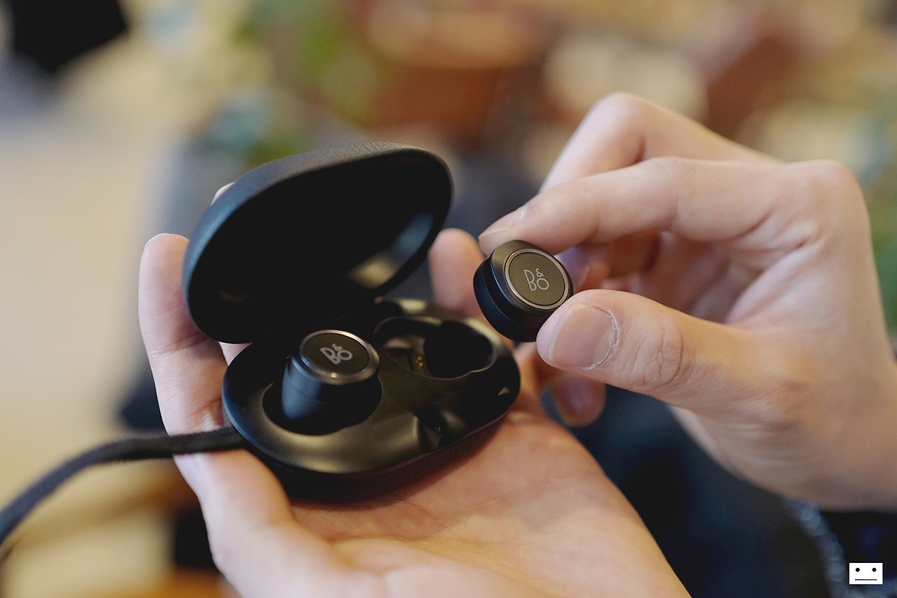 bang-olufsen-beoplay-e8-wireless-bluetooth-earphone-review-4.jpg