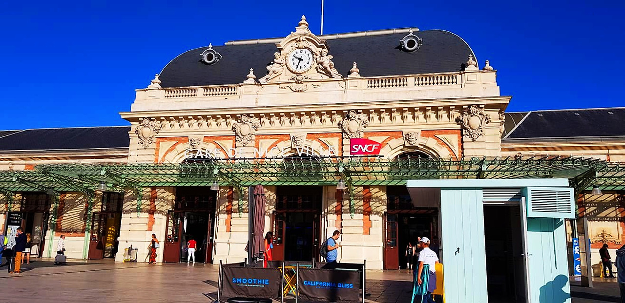 니스 둘째날 역.jpg