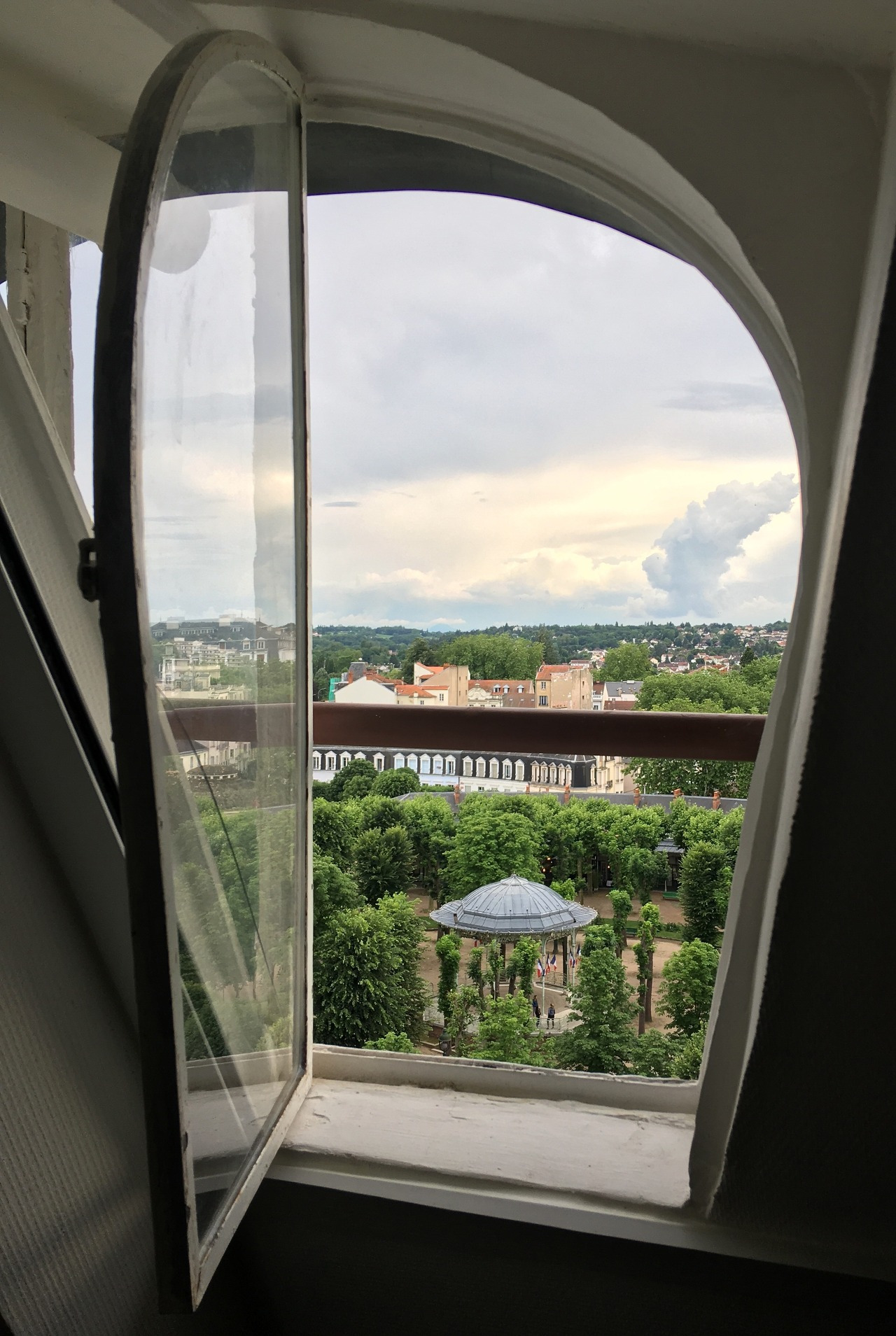 내 작은 방의 작은 창밖을 바라보면 이 풍경이 펼쳐졌다.jpg