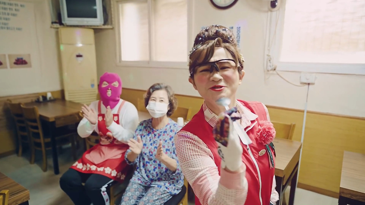 마미손 x 둘째이모 김다비 (Mommyson X KimDaVi) - 숟가락 행진곡 (The Celebrated spoon waltz) MV.mp4_20201026_100821.788.jpg