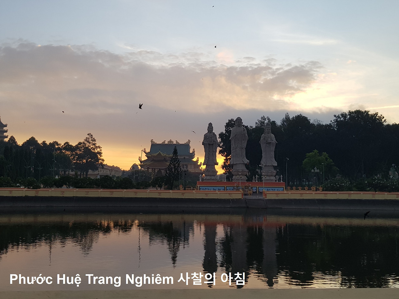 사찰의 아침.jpg