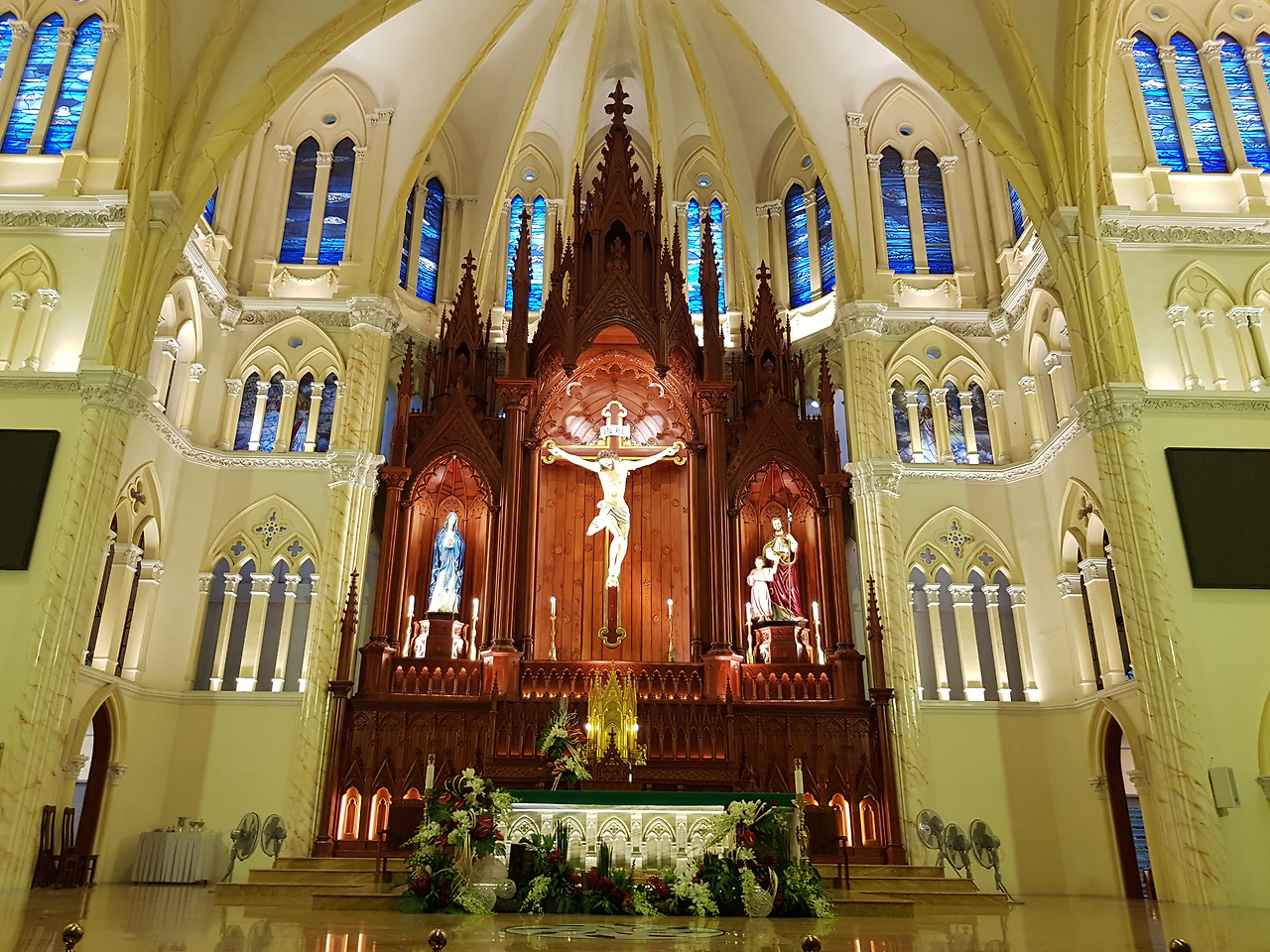 푸미  song vinh 성당 내부 스테인드.jpg