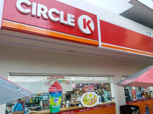 편의점 학생.jpg