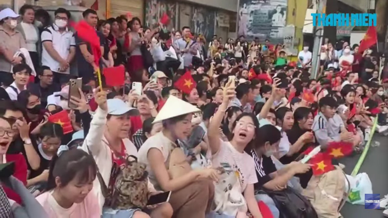 해방절 퍼레이드를 즐기는 시민들.jpg