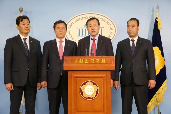 광주시의회 김동찬 의장, 이경호 운영위원장, 전남도의회 이용재 의장, 서동욱 운영위원장 등은 구회 정론관에서 기자회견을 열고 경전선 전철화 사업의 국비 반영을 촉구하였다..jpg