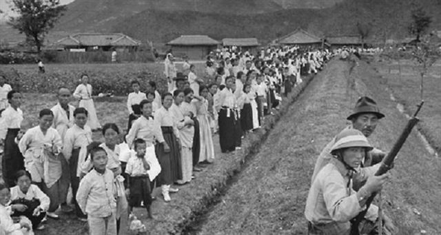 1948년 10월 여순사건 당시 투입된 진압군이 민간인들이 지켜보는 가운데 총을 들고 경계에 임하고 있다. 한국일보 자료사진.jpg