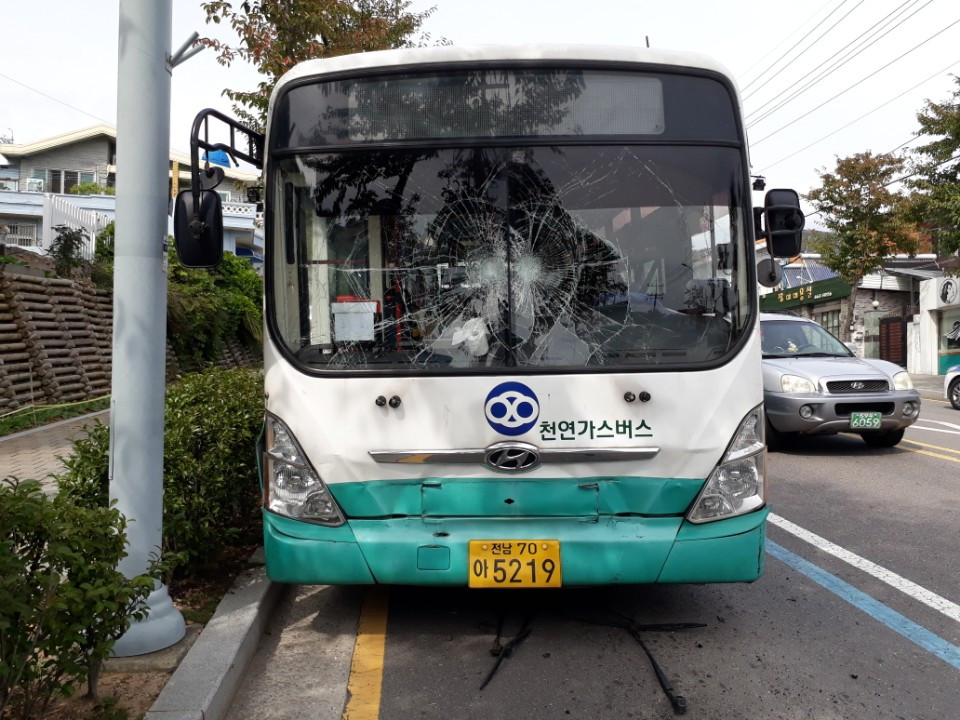 여수소방서, 시내버스 사고 현장 출동(뒷차).jpg