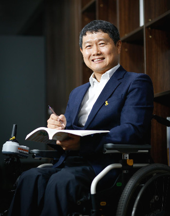 우창윤회장님 사진2.jpg