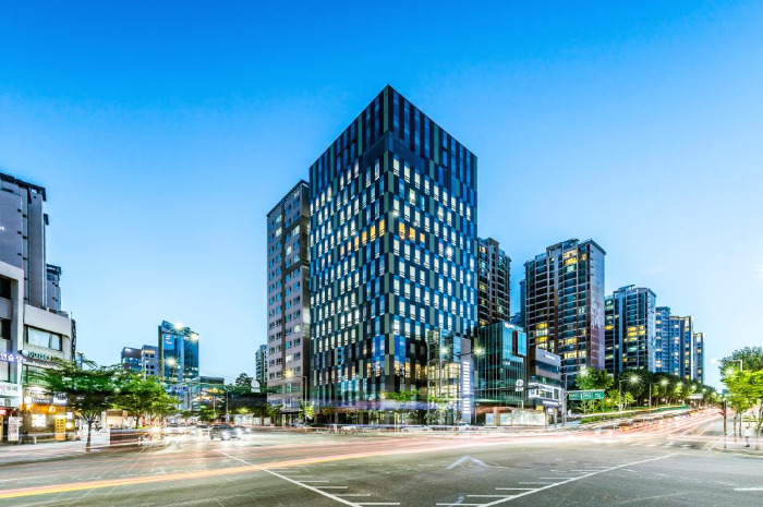 커버이미지_축소_강남사옥 외관 (1).jpg