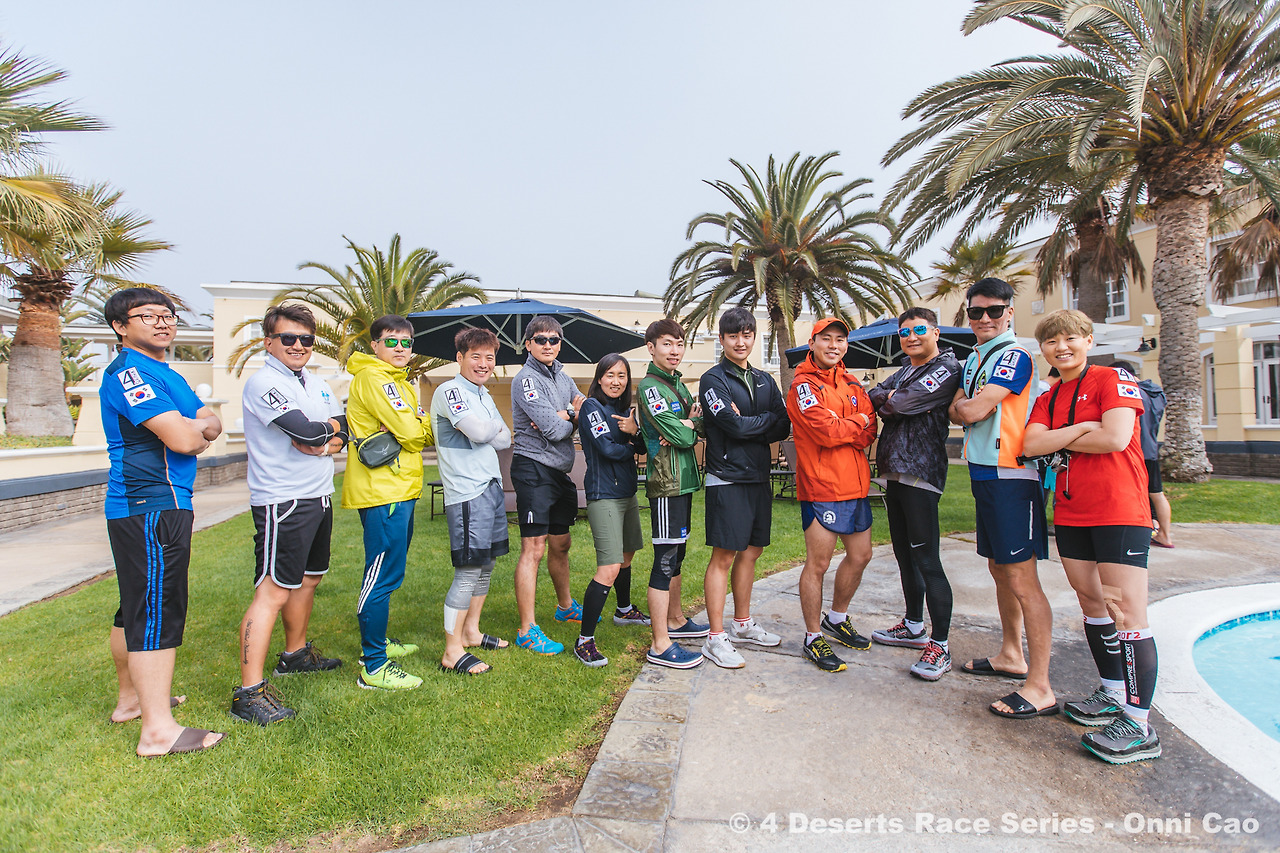 사막 마라톤 한국 팀.jpg