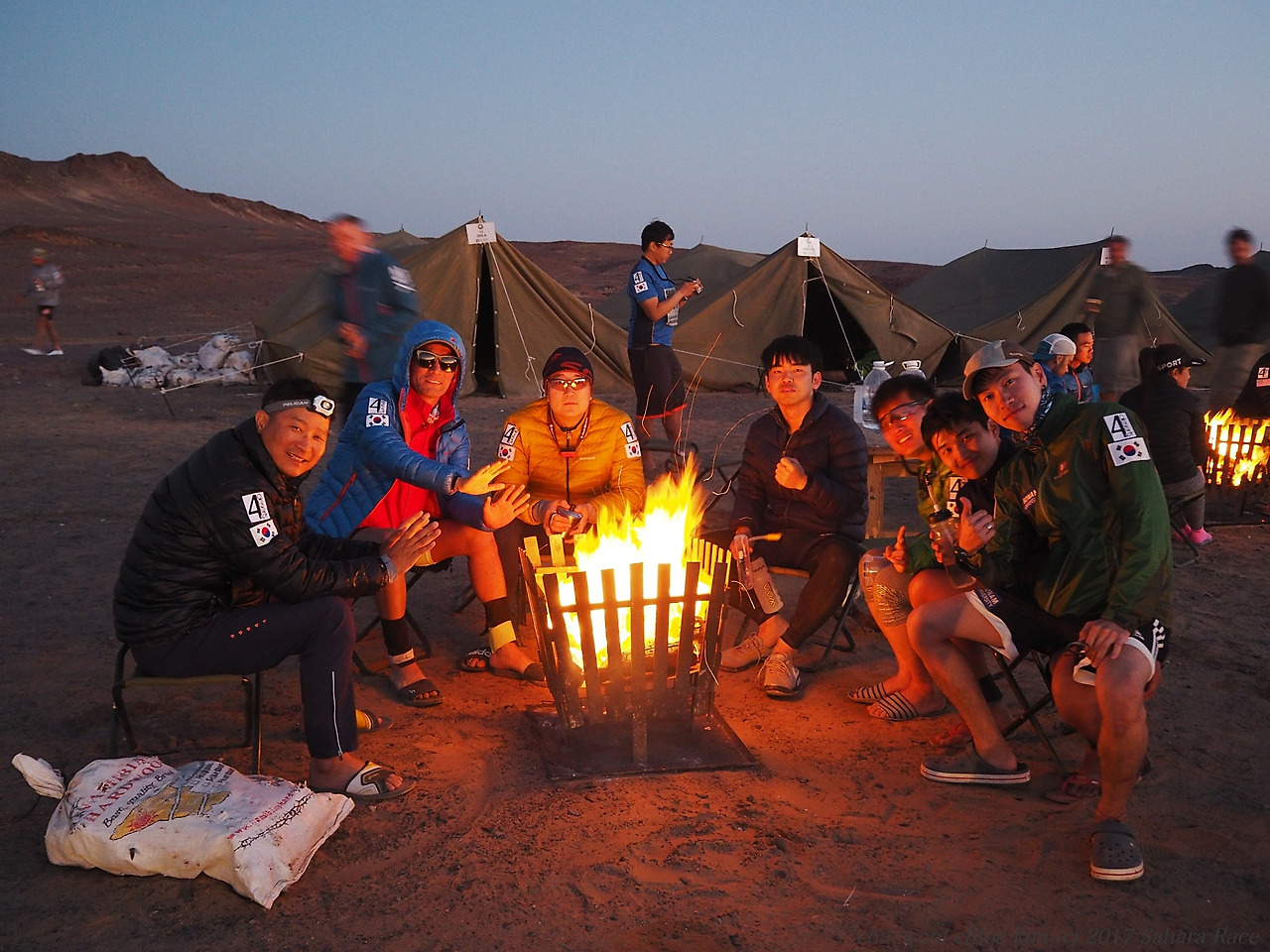 모달불 쬐는 한국팀 (2).jpg