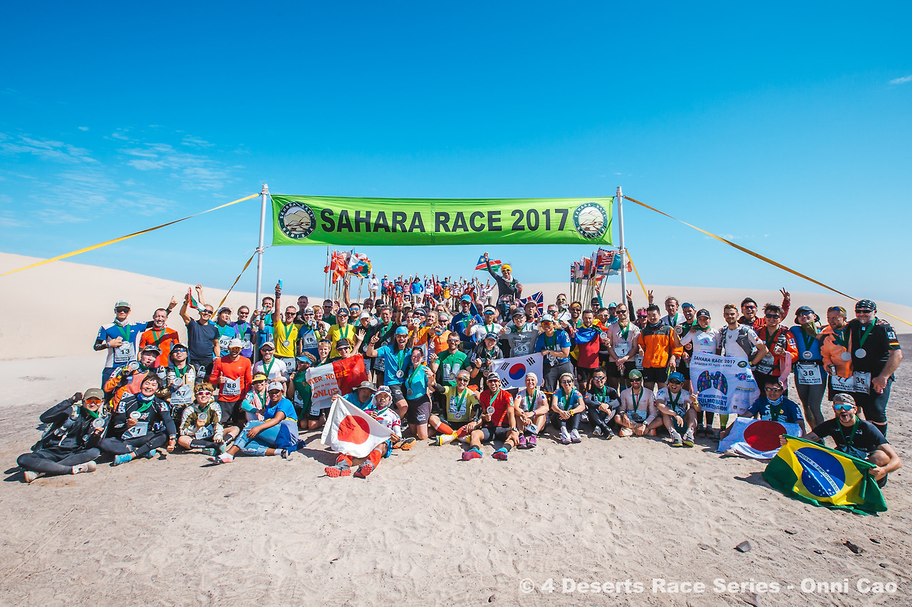 나미비아 사하라 레이스 단체샷.jpg