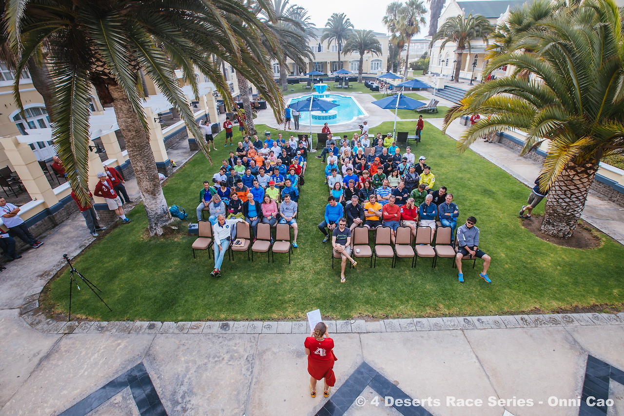 사막 마라톤 경기 브리핑.jpg