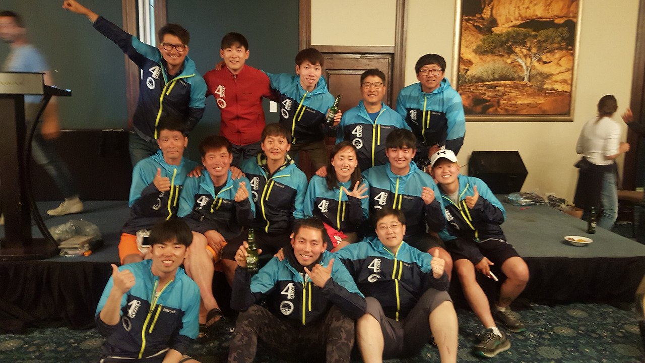 호텔에서의 완주파티 한국팀.jpg