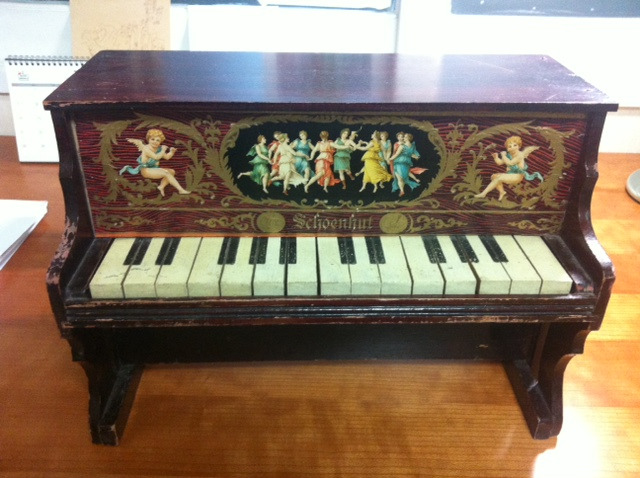 신지수씨 숀헛 빈티지 토이 피아노.jpg