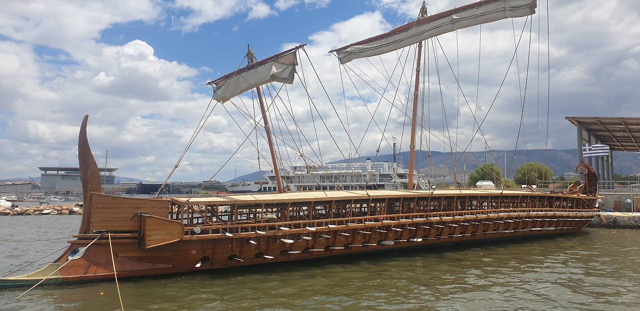 _Olympias_,_Nachbau_einer_Triere_im_Schiffsmuseum_Trokadero_Marina,_Paleo_Faliro,_Athen.jpg