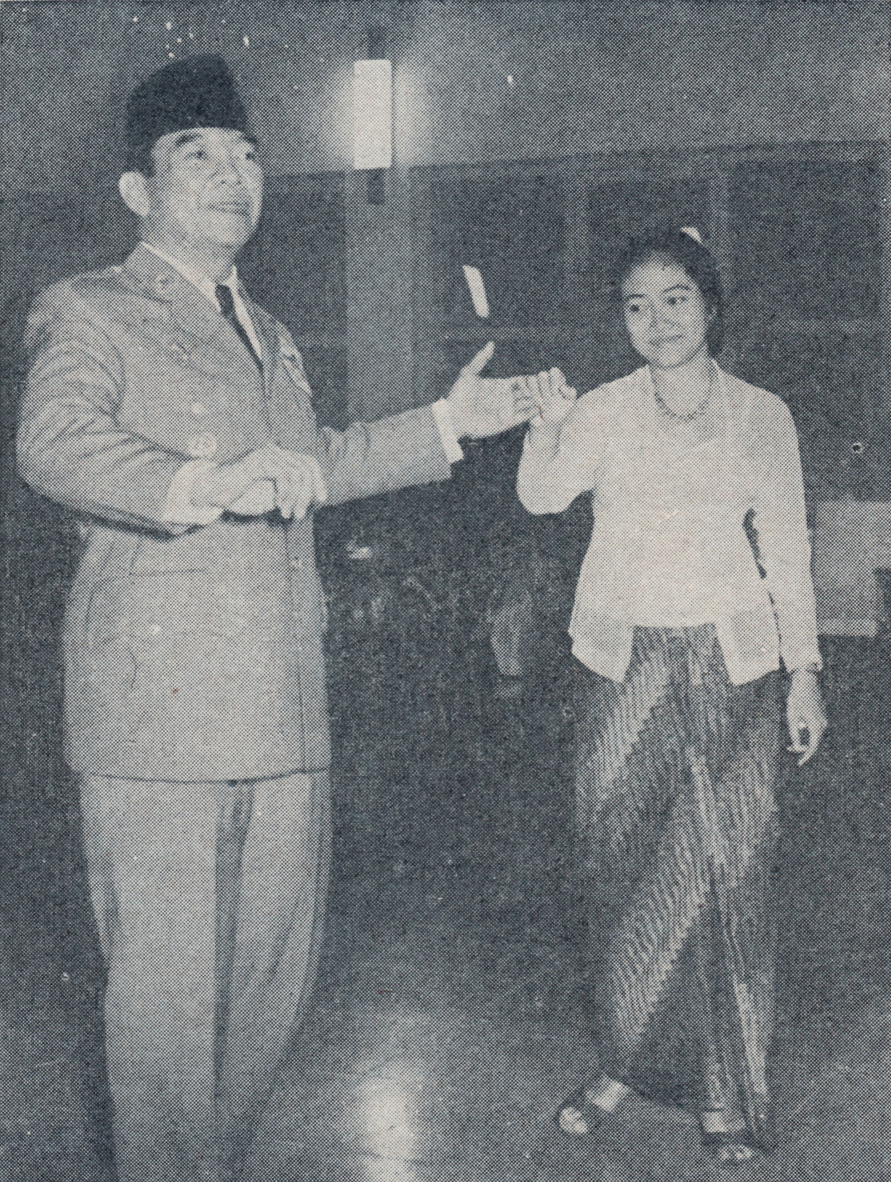 Sukarno_dancing_with_Megawati%2C_Bung_Karno_Penjambung_Lidah_Rakjat_255.jpg
