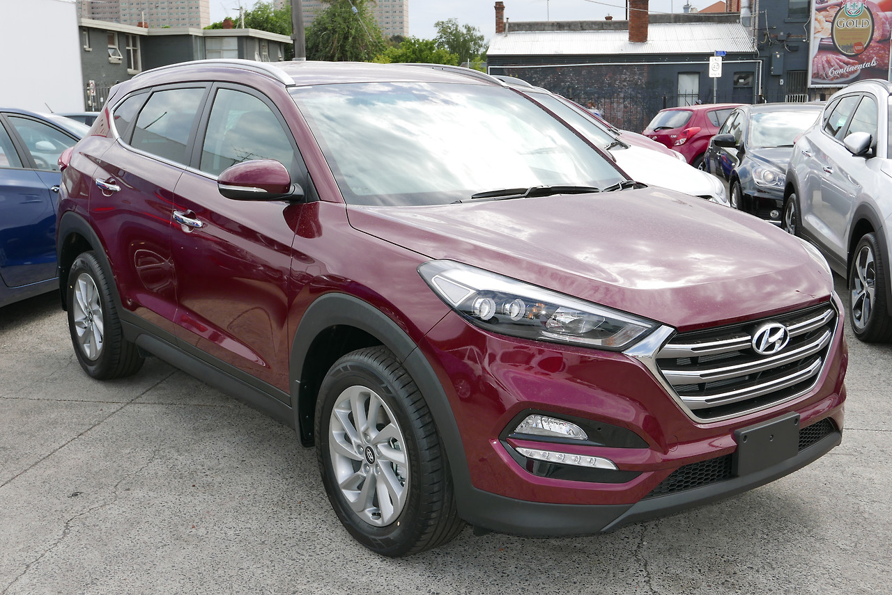 2015_Hyundai_Tucson_%28TLe_MY16%29_Elite_CRDi_AWD_wagon_%282015-10-10%29_01.jpg