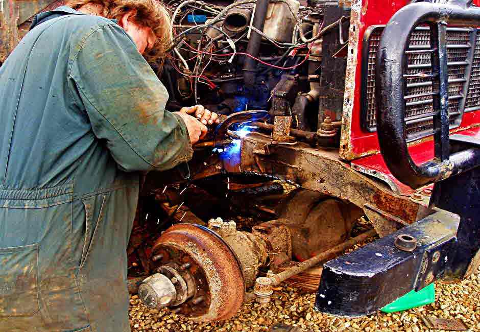 크기변환_aa11111MIG_welding_a_Land_Rover_chassis.jpg