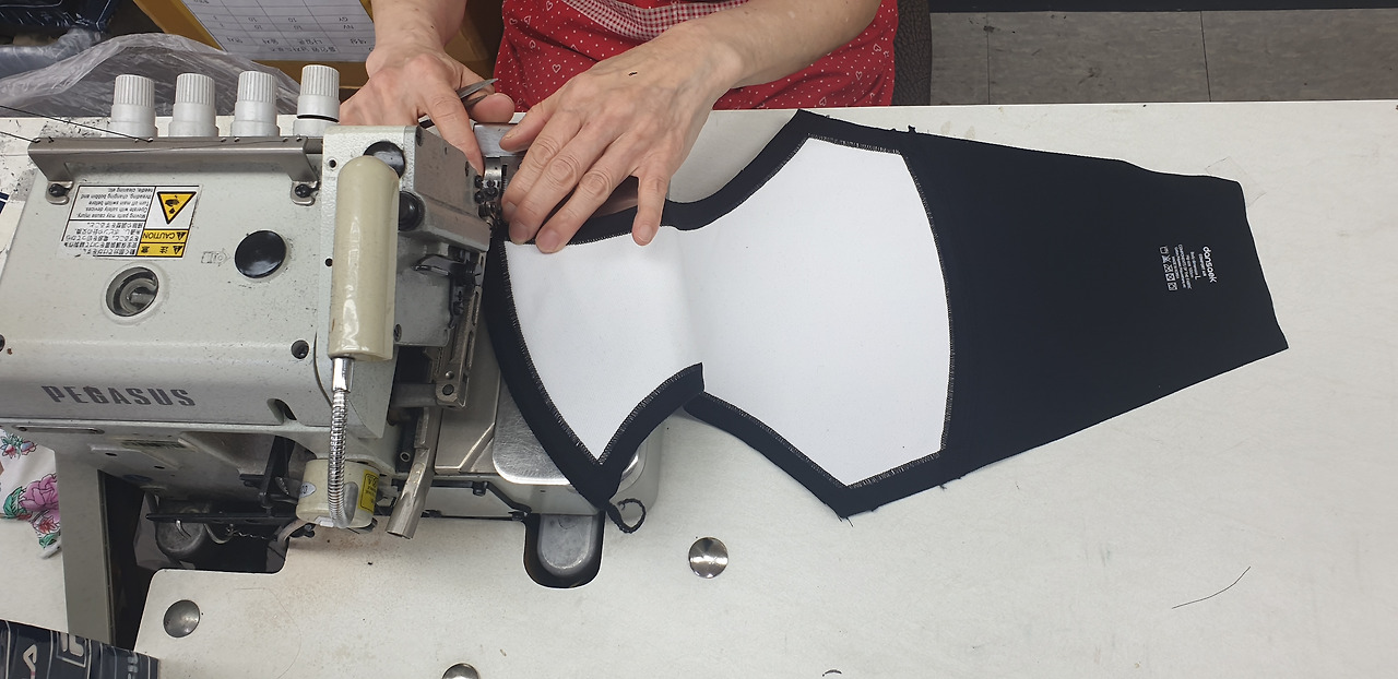 3-1. 오바로크 기계에서 흡습포+면실켓 끝단 오바로크 작업.jpg