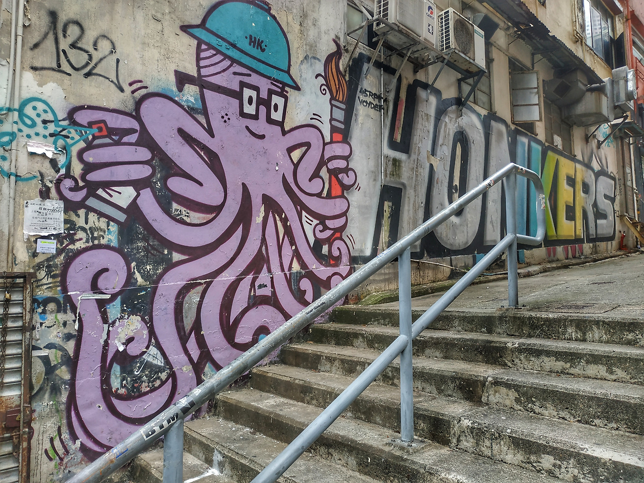 4. 45RPM & VOYDER 벽화 (2018)_Tai Ping Shan St & Water Ln.jpg